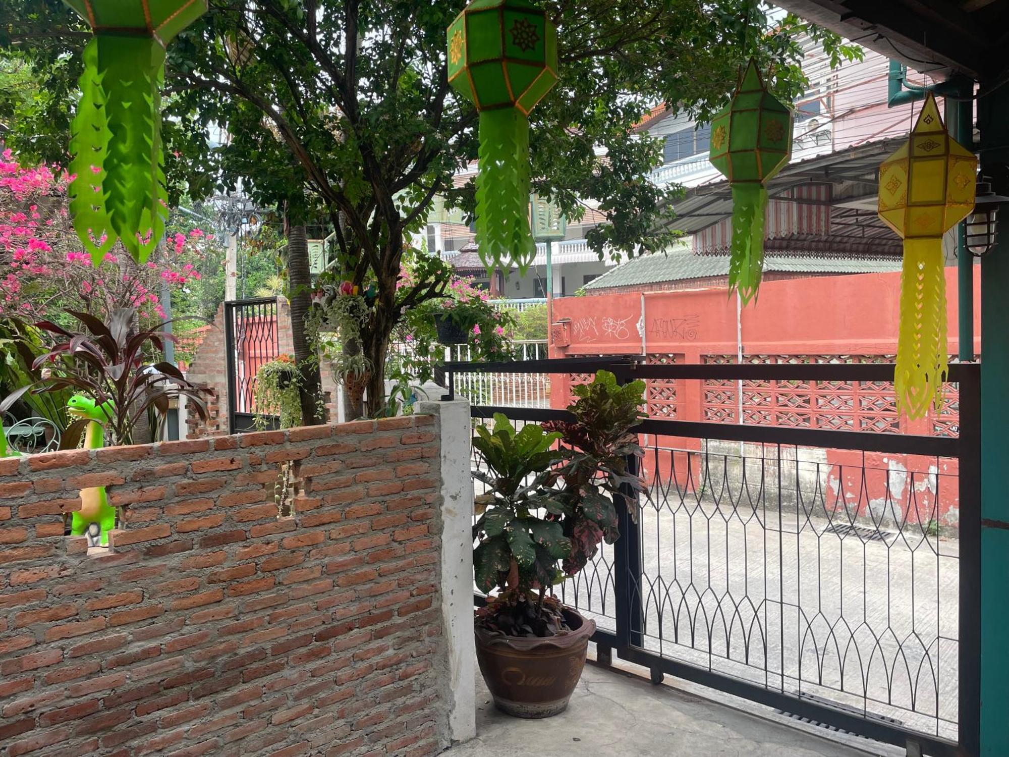 Thapae Gate Lodge Chiang Mai Exterior foto